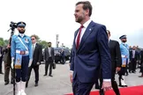 گریگوری برو، تحلیلگر ارشد موسسه اوراسیا گروپ: اکنون گزارش شده که ونس تا فردا به پاکستان نخواهد رفت / یعنی گفتگوها عملاً فقط از صبح چهارشنبه به وقت شرق آمریکا می‌توانند شروع شوند، که همان عصر چهارشنبه به وقت محلی است / آتش‌بس از نظر فنی روز سه‌شنبه منقضی می‌شود