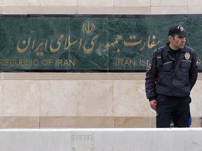 روزنامه ترکیه‌ای: با دریافت هشدار بمب‌گذاری در سفارت ایران در ترکیه، سفارت تخلیه و سفیر به مکانی امن منتقل شد / سخنگوی وزارت خارجه: خبر بمب‌گذاری و تخلیه سفارت کذب محض است / سفیر ایران: حمله انتحاری تنها یک تهدید بود / فرد تهدیدکننده، خود را منتسب به داعش معرفی کرده بود / اوضاع عادی است