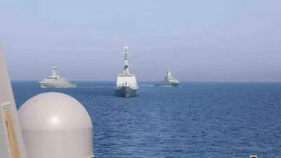فرمانده ستاد مرکزی ارتش آمریکا با ناو جنگی از تنگه هرمز عبور و با پادشاه بحرین دیدار کرد