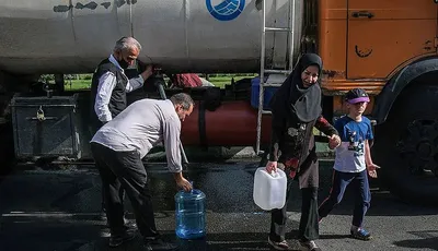 یک مقام وزارت راه: جابه‌جایی جمعیت از تهران عملا ممکن نیست / سخنان پزشکیان بیشتر برای نشان‌دادن وضعیت بحرانی آب در کشور است / حتی اگر پایتخت جابه‌جا شود، در بهترین حالت فقط ۱۰ درصد از جمعیت تهران به اجبار منتقل می‌شوند / با روند فعلی زادوولد و مهاجرت، جمعیت کشور کاهش می‌یابد اما دو نقطه همچنان رشد چشمگیری دارند: تهران و کرج؛ دلیل این مسئله تمرکز امکانات، شغل و معیشت است
