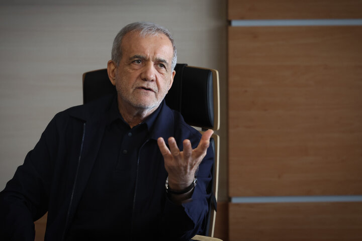 پزشکیان: رخداد‌های اجتماعی دی‌ماه سال گذشته قابل پیشگیری بود؛ بخش قابل توجهی از کسانی که در این رخداد‌ها حضور داشتند، با آسیب‌هایی همچون بیکاری، محرومیت درگیر بودند، اگر می‌توانستیم زمینه‌های شکل‌گیری این آسیب‌ها را شناسایی و مدیریت کنیم، بسیاری از این مسائل بروز نمی‌یافت