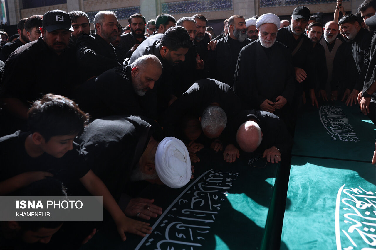 تصاویر: اقامه نماز بر پیکر رهبر شهید انقلاب