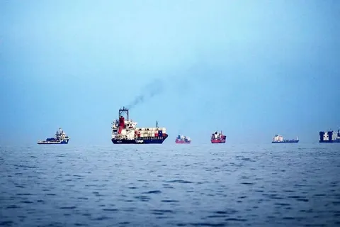 سی‌ان‌ان‌: در سراسر صنعت کشتیرانی، اعتماد چندانی درباره بازگشایی تنگه هرمز وجود ندارد/ مواردی مانند [احتمال] حملات موشکی و پهپادها همچنان مانع از تردد کشتی‌ها می‌شوند/ حرکت قابل توجهی از ۲۲۰ تانکر و نزدیک به ۵۰۰ شناور که در خلیج فارس لنگر انداخته‌اند، صورت نگرفته