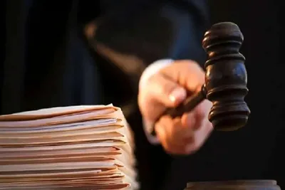 فردی با تحصیلات سوم راهنمایی که از افراد مختلف با ادعای قدرت تغییر نتایج مسابقات فوتبال، وجوهی را اخذ می‌کرد، به پنج سال حبس محکوم شد/ او ابتدا با یکی از باشگاه‌های لیگ برتری و سپس با فدراسیون فوتبال و سایر رشته‌های ورزشی همکاری می‌کرد/ محکوم یک دستگاه تویوتا لندکروز از یکی از مدیران وقت فدراسیون فوتبال گرفته بود/ در بازرسی از محل سکونت او، ۶۵۰۰ دلار، مقادیری شمش طلا و .... کشف شد