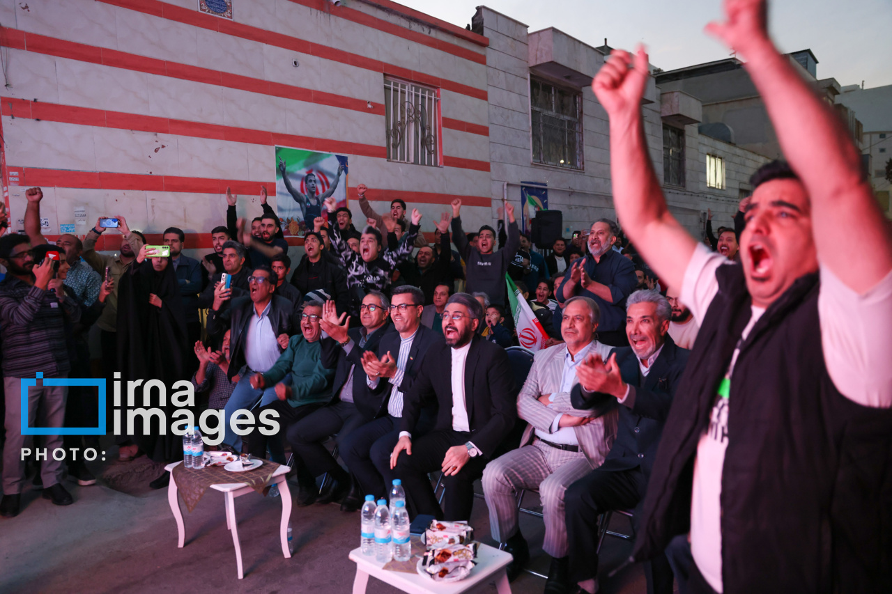 تصاویر: تماشای فینال کشتی آزاد قهرمانی جهان مقابل منزل «احمد محمدنژاد جوان»