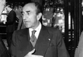 یادداشت‌های علم، دوشنبه ۳ اردیبهشت ۱۳۵۲: دکتر خانلری، دوست من، که با قسمتهای فرهنگی افغانستان در تماس است گفته با آن که شاه و صدراعظم خیلی مایل به تصویب قرارداد هیرمند در مجلس هستند اما زمینه فراهم نیست