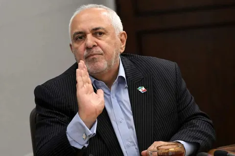 ظریف: جماعتی از FDD و سلطنت‌طلب‌ها کارزاری علیه من راه انداختند که چرا آمازون، کتاب یک مزدور سپاه را منتشر کرده؟ هم‌زمان در تهران جماعتی جلوی دفتر من جمع شده بودند که چرا این مزدور آمریکا محاکمه نمی‌شود
