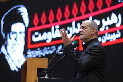 ویدیو/ گفت‌وگوی پزشکیان با مردم در جریان مراسم تشییع رهبر شهید انقلاب