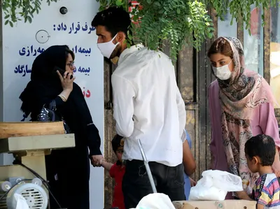 تهران وارد موج سوم کرونا شده؛ شرایط کاملا قرمز است / اگر مداخلات جدی صورت نگیرد هفته های سختی را خواهیم داشت / به وزیر بهداشت نامه زده ایم که محدودیت‌ها به خصوص بحث دورکاری بازگردانده شود / میزان رعایت شیوه‌نامه های بهداشتی ۱۵ درصد کاهش یافته / نسبت به عدم رعایت شیوه‌نامه‌ها، خیلی تسامح به خرج می‌دهیم؛ هیچ محدودیتی در سفرها ایجاد نکرده ایم / در ۱۵۶ کشور دنیا از جرایم بازدارنده مانند زندان و جرایم نقدی استفاده می‌شود