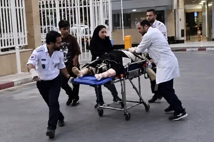 ببینید / ویدیوی پربازدید از لحظات نفس‌گیر اقدام نیروی اورژانس برای نجات جان بیمار در قائم شهر