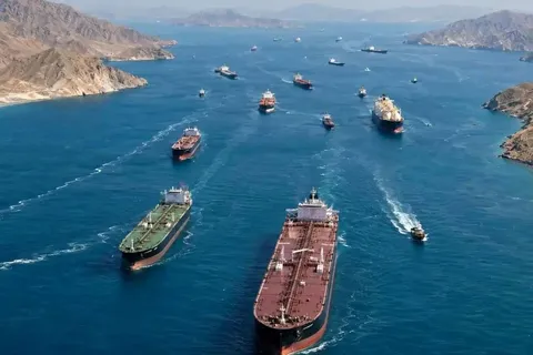 تولیدکنندگان انرژی در خلیج فارس بیشتر از قبل انتظار دارند که کنترل ایران بر تنگه هرمز، پایدار باشد/ میزان انتقال نفت خام از طریق این آبراه در هفته گذشته به حدود ۲.۲ میلیون بشکه در روز کاهش یافته، این رقم فاصله زیادی با ۲۰ میلیون بشکه‌ای دارد که پیش از جنگ از تنگه عبور می‌کرد/ کشور‌های منطقه بیش از گذشته آماده هستند که در ازای جلوگیری از درگیری جدید، کنترل تهران بر تنگه هرمز را بپذیرند