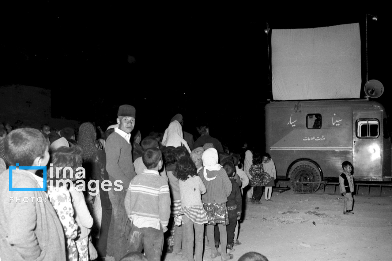 تصاویر: سینمای سیار در نازی‌آباد تهران، ۱۳۴۳