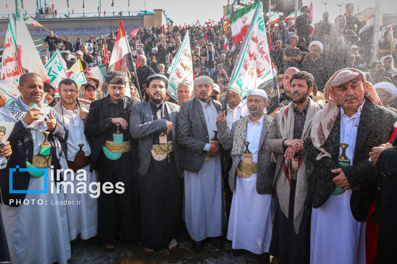 تصاویر: اقامه نماز بر پیکر رهبر شهید انقلاب