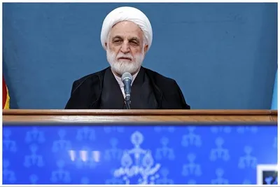 رئیس قوه قضائیه: ادعا می‌شود که برخی محکومان پرونده چای دبش صرفاً به سبب سهل‌انگاری و عدم نظارت، حکم محکومیت دریافت کرده‌اند! به هیچ وجه اینگونه نیست / مسائل مطروحه در پرونده به لحاظ حقوقی، متضمّن عنوان مجرمانه هستند و ترک فعل ساده محسوب نمی‌شوند / موارد مختلفی وجود دارد که مصلحت اقتضاء کرده که اطلاع‌رسانی نشود؛ عده‌ای از آن بی‌خبرند فلذا به تفسیر ناصواب می‌پردازند