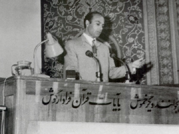 دکتر شریعتی: داستان کربلا نه از تاسوعا و یا محرم شروع میشود و نه در عصر عاشورا و اربعین تمام میشود / از کودک حسین (ع) گرفته تا برادرش همه برادرانه در برابر شهادت ایستادند تا به همه مردان، زنان، کودکان و همه پیران و جوانان همیشه تاریخ بیاموزند که باید چگونه زندگی کنند دکتر شریعتی: داستان کربلا نه از تاسوعا و یا محرم شروع میشود و نه در عصر عاشورا و اربعین تمام میشود / از کودک حسین (ع) گرفته تا برادرش همه برادرانه در برابر شهادت ایستادند تا به همه مردان، زنان، کودکان و همه پیران و جوانان همیشه تاریخ بیاموزند که باید چگونه زندگی کنند