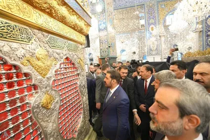 ببینید / نخست وزیر عراق به زیارت حرم حضرت زینب رفت