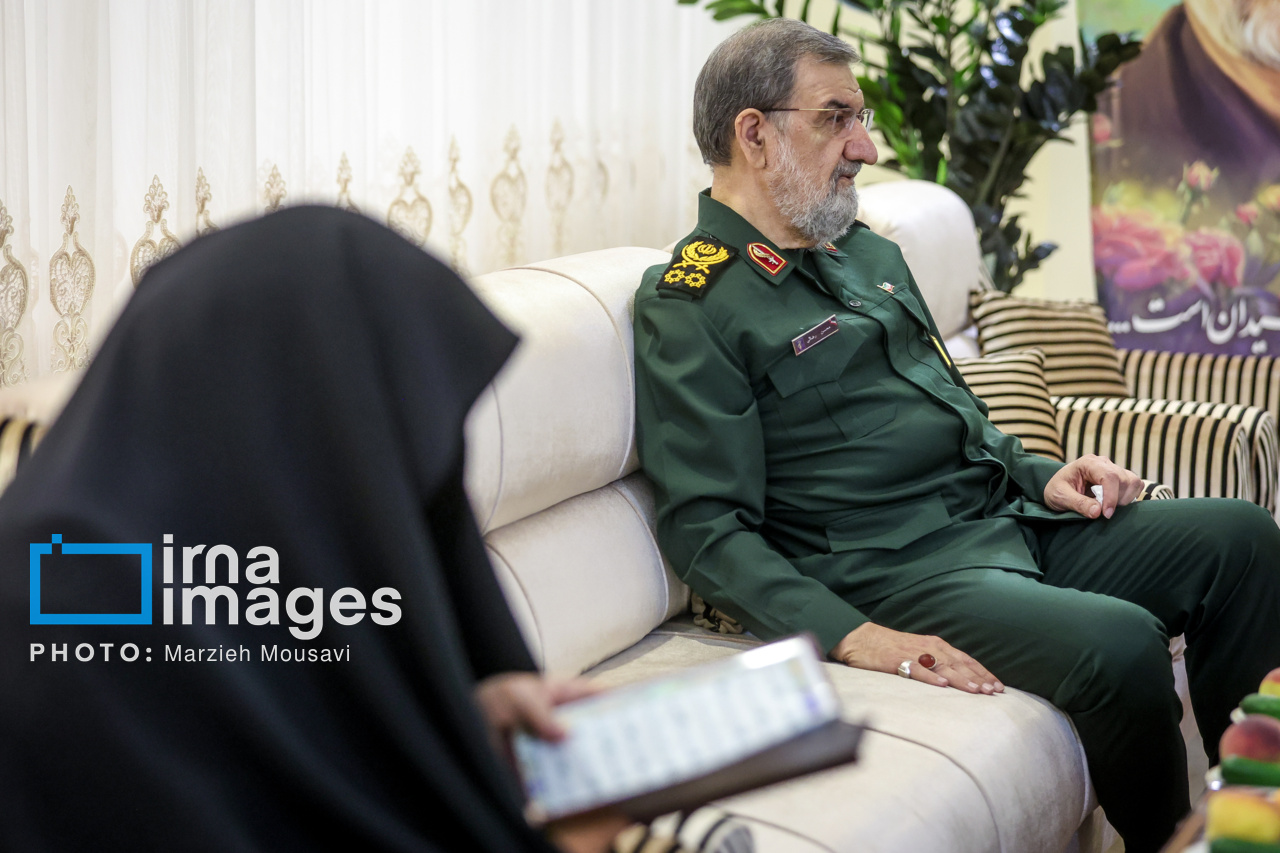 تصاویر: حضور دبیر شورای عالی امنیت ملی در منزل شهید لاریجانی