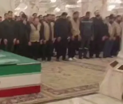 ویدیو / اقامه نماز بر پیکر رهبر شهید در حرم حضرت علی