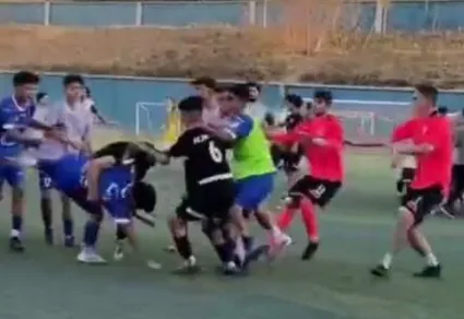 ببینید/ زد و خورد شدید بازیکنان تیم‌های نوجوانان استقلال و شاهین در فوتبال پایه
