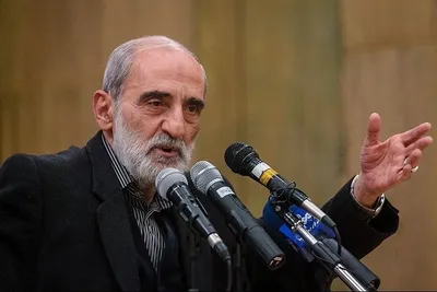 شکوری راد، فعال سیاسی اصلاح‌طلب: با توجه به اینکه حسین شریعتمداری از پشت صحنه مناسبات قدرت تا حدی خبر دارد، احساس کرده اوضاع به سمت توافق و آرامش می‌رود، بنابراین دست به یک چنین اقدام بحران‌سازی زده