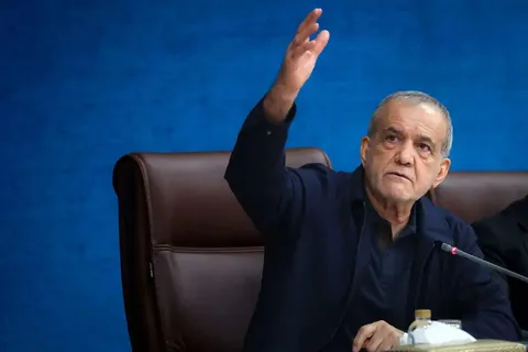 پزشکیان: مقام معظم رهبری به دولت اختیار داده‌اند تا مسیر مذاکرات را دنبال کند/ صداوسیما باید مراقب باشد که تلاش‌های در حال انجام، با طرح مطالب یا حضور در تریبون‌ها خدشه‌دار شود/ می‌توانم به برخی سخنان پاسخ دهم یا مطالبی را علیه افراد مطرح کنم، اما وحدت برای من مهم‌تر است/ افرادی که هر مطلبی را بیان می‌کنند، بدانند که با چنین اقداماتی آب به آسیاب دشمن می‌ریزند
