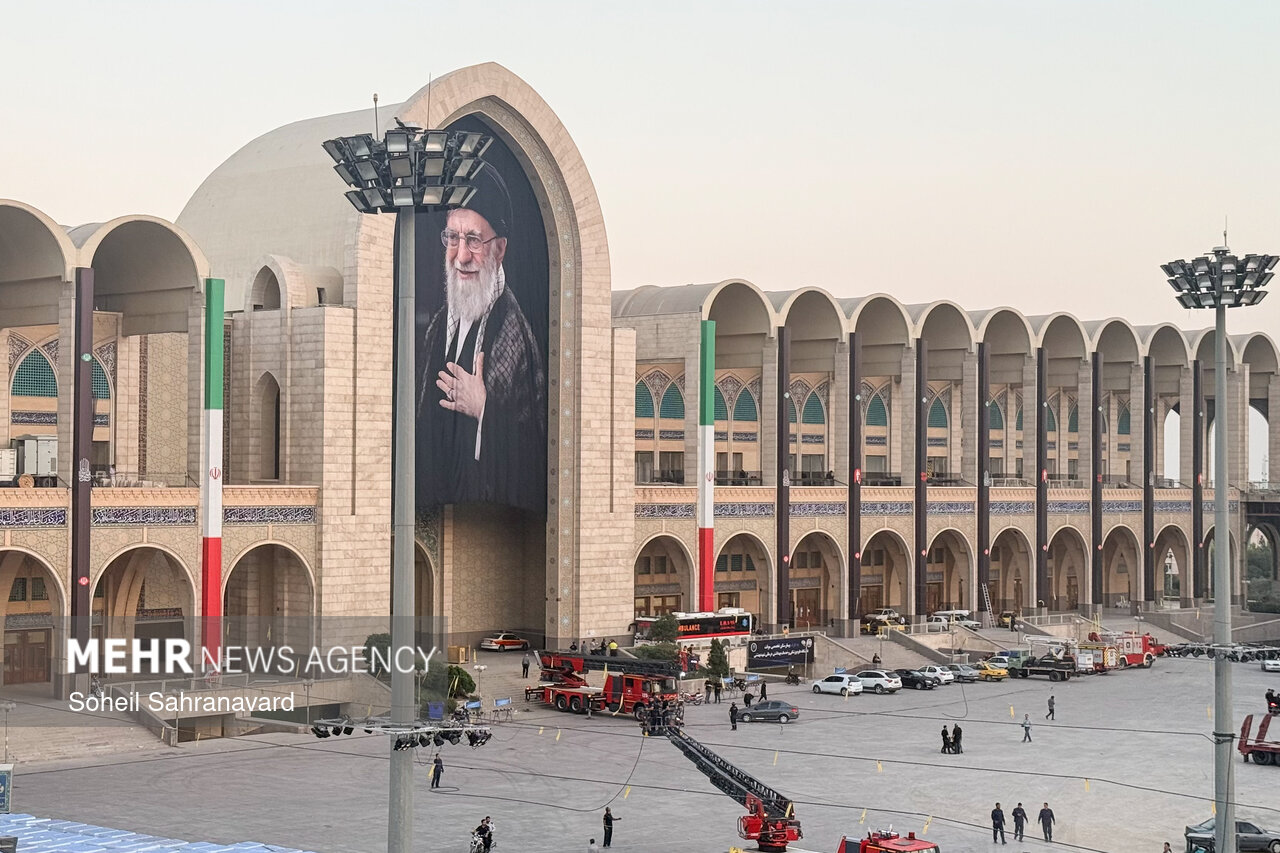 تصاویر: آماده سازی مصلی امام خمینی(ره) در آستانه مراسم وداع با رهبر شهید