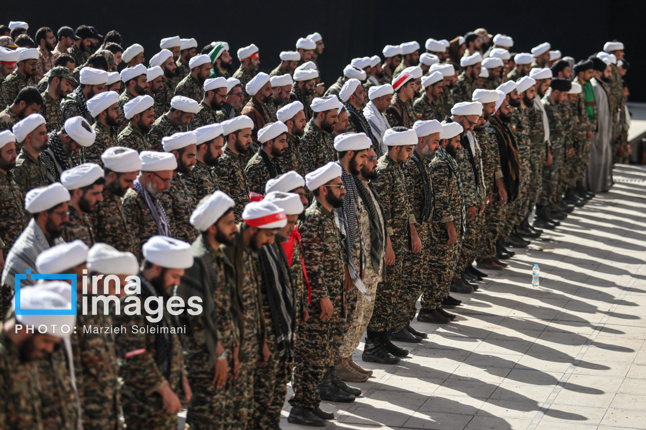 تصاویر: اقامه نماز بر پیکر رهبر شهید انقلاب