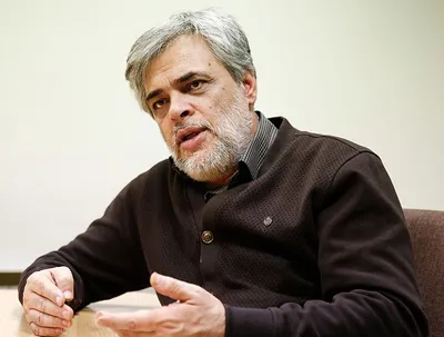 محمد مهاجری: اگر قبول داریم که یک کشور قدرتمند هستیم، نباید نگران مذاکره مستقیم با آمریکا باشیم / دلیلی ندارد کشوری که واسطه ما و آمریکا قرار می‌گیرد منافع ما را در نظر بگیرد؛ واسطه‌ها گاهی به زیان ما عمل می‌کنند / باید از افراد موثر و توانمند در مذاکرات استفاده کنیم / مذاکراتی که از طریق اعراب و اروپا با آمریکا داشته‌ایم چندان منفعتی برای ما نداشته