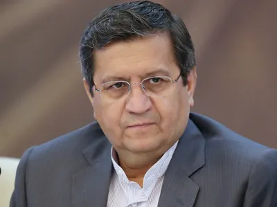 همتی: در طرح پیش فروش نفت، تحویل آن دو سال دیگر خواهد بود / این طرح انتظارات تورمی را مدیریت می‌کند؛ نسبت به اوراق قرضه کم هزینه‌تر است و سود بیشتری هم برای دارنده اوراق دارد / انتشار اوراق، روشی تجربه شده در همه دنیاست؛ بحث‌هایی مانند، آینده فروشی یا بدهکاری دولت‌های آینده، با ادبیات اقتصادی همخوانی ندارد