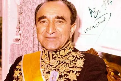 یادداشت‌های علم، شنبه ۱۲ خرداد ۱۳۵۲: در سفارت انگلیس آنقدر سفیر و وزیر مختار و.... دنبال من دویدند که خودم خجالت کشیدم