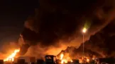 یک مقام مسئول: اطفای حریق کانتینر‌های بندر رجایی احتمالا تا صبح ادامه دارد / آتش به مخازن نفتی نمی‌رسد