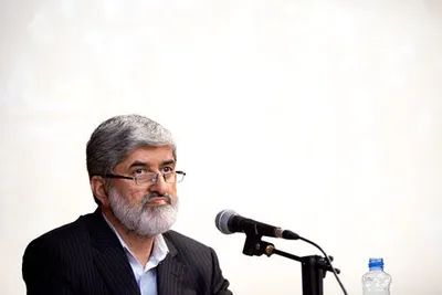 توضیح علی مطهری درباره حواشی سخنرانی در گلپایگان: آن فرد می‌توانست قبل از آنکه صحبت من تمام شود سوال خود را مطرح کند اما هدفشان تهیه آن ویدئو بود / من روحانیِ همراه نداشتم / صدا و سیما هم مانند همیشه ویدیو را تقطیع و بعد نصیحت کرد؛ در حالی که خودش نیاز به نصیحت دارد