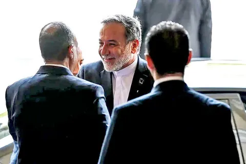 مذاکرات ایران و آمریکا در نیویورک وارد مرحله‌ای جزئی‌تر و فنی‌تر شده / منابعی در تهران فضای مذاکرات را به‌طور فزاینده‌ای مثبت توصیف کرده‌اند / طرح پیشنهادی ایران  نسخه‌ای تسریع‌شده از روند ۶۰ روزه‌ای خواهد بود که پیش‌تر درباره آن گفت‌وگو شده بود / مهم‌ترین مطالبات ایران، شامل رفع تحریم‌ها، لغو محدودیت‌های صادرات نفت و دسترسی به منابع مالی بلوکه‌شده ایران است