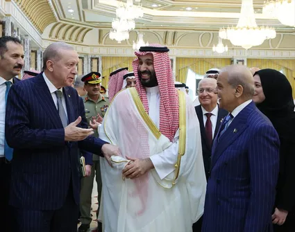 ببینید / گفت‌وگوی صمیمی اردوغان، بن‌سلمان و شهباز شریف پس از امضای پیمان دفاعی