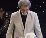 ویدیو/ غافلگیر شدن خداداد عزیزی در برنامه زنده توسط پیرمرد فوتبالیست