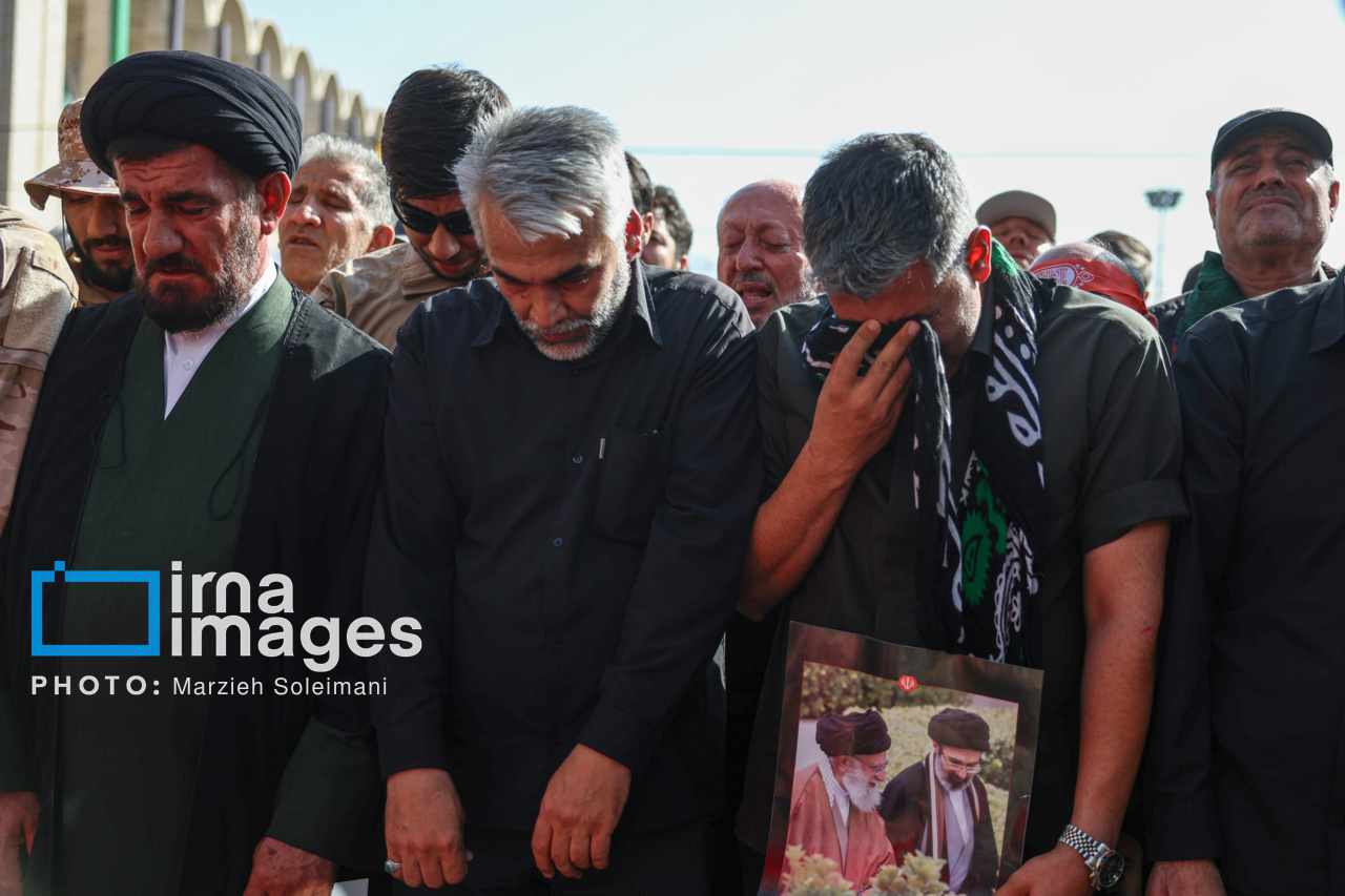تصاویر: اقامه نماز بر پیکر رهبر شهید انقلاب