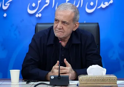 ببینید/ ویدیویی پر بازدید از لحظه‌ تفال پزشکیان به قرآن و واکنش قابل تامل او