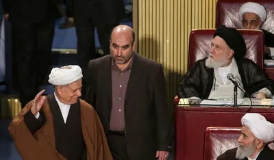 خاطرات آیت الله هاشمی رفسنجانی، ۱۸ شهریور ۱۳۷۷: عباسی‌فرد، [معاون اجرایی قوه قضاییه] از احمد جنتی به خاطر بهانه‌گیرى در امتحان مجدد، بعد از قبولى در امتحانات مجلس خبرگان و رد دستورى در امتحانات شفاهى شکایت کرد / [برهان‌الدین]ربانى خواست که براى مسلح شدن افغانى‌هاى داوطلب موجود در ایران و رفتن براى‌گرفتن هرات‌کمک‌کنم