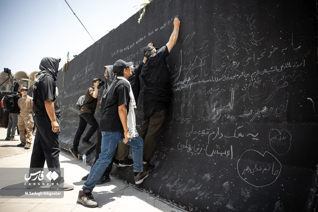 تصاویر: دیوارهای مصلی؛ دفتر یادگار زائران رهبر شهید انقلاب