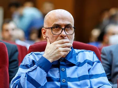 نماینده دادستان: دایره اعمال نفوذ اکبر طبری در پرونده‌های بستگان، رجال سیاسی و متهمان کلان اقتصادی قابل توجه است / اکبر طبری در قبال فرار یک متهم اقتصادی، ۱۵ هزار متر زمین و ۳ طبقه ویلای لوکس در بابلسر به ارزش ۴۲ میلیارد تومان از او گرفته بود / ویلا به نام همسر طبری ثبت شد، اما خود طبری به جای همسرش انگشت زد / طبری هنگام مراجعه به ویلایش، برای ناشناس ماندن خودش را «حسین» معرفی می‌کرد / گرفتن وعده و تعهد در پرونده سید هادی رضوی از دیگر اتهامات اوست / بیژن قاسم زاده به نفوذ در پرونده حسین حاجی زاده و نادر شریف زاده به مبلغ ۲۸ میلیارد ریال متهم است