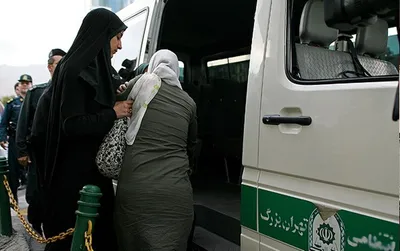 روزنامه اصولگرا: نزدیک به دو دهه ارشادِ ون محور نتیجه‌اش را در پاییز ۱۴۰۱ نشان داد
