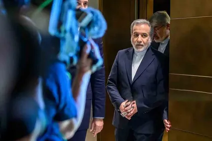 ببینید / ویدئویی از تماشای بازی ایران و بلژیک در محل مذاکرات با آمریکا با حضور عراقچی