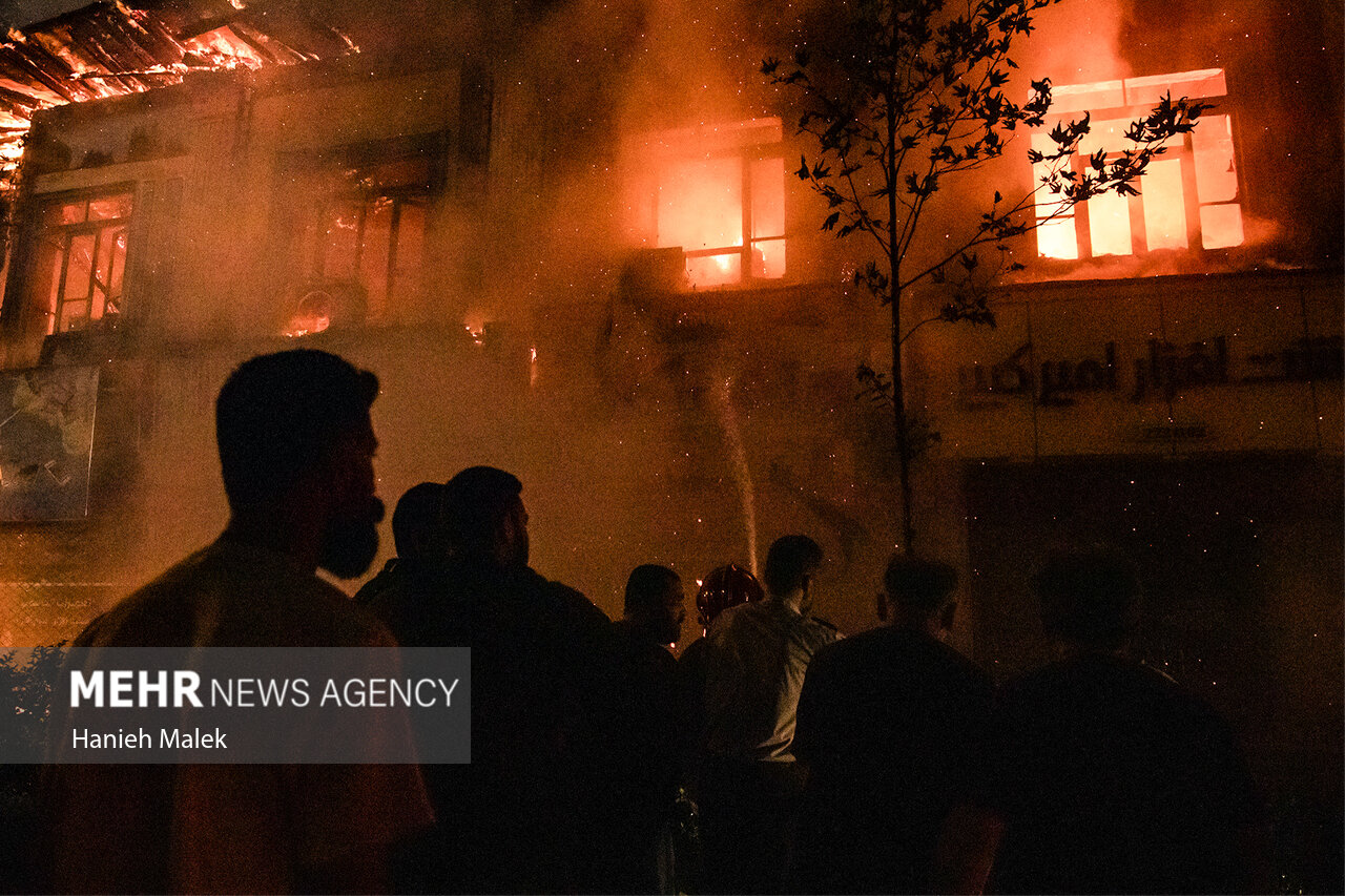 تصاویر: آتش‌سوزی در میدان شهرداری گرگان