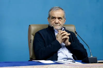 پزشکیان: ما نتوانسته‌ایم در مدرسه و مسجد، فرزندان این مملکت را به شکل صحیح تربیت کنیم؛ بعد می‌خواهیم با آن‌ها در خیابان برخورد کنیم/ باید بررسی شود که آیا اکثریت مردم، برخی تصمیماتی که در حوزه فرهنگی گرفته می‌شود را قبول دارند یا خیر/ وقتی می‌بینیم راهی را رفته‌ایم که نتیجه نداده، چرا به ادامه آن راه اصرار داریم؟