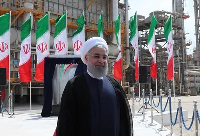 روحانی: اینکه ما را به قبل از ۵۷ برگردانند، آرزویی است که محقق نمی‌شود / بخش بزرگی از فروش نفت باید به دریای عمان منتقل شود / صنعت نفت علاوه بر تولید، در تحولات سیاسی ایران هم موثر بوده / از مشکلات عبور خواهیم کرد
