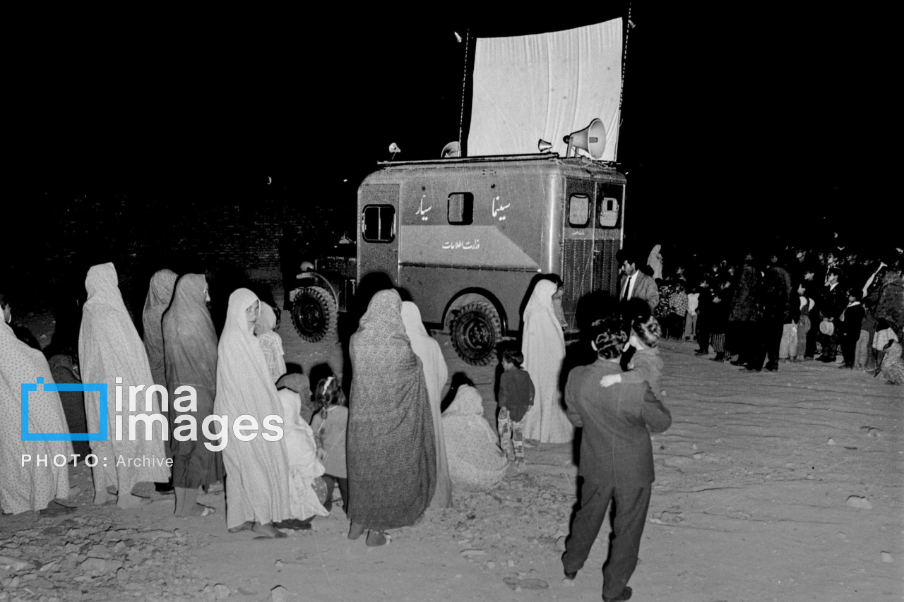 تصاویر: سینمای سیار در نازی‌آباد تهران، ۱۳۴۳
