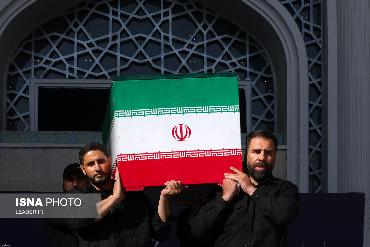 تصاویر: اقامه نماز بر پیکر رهبر شهید انقلاب