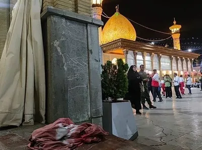 روایت فردی که توانست مهاجم حرم شاهچراغ را متوقف کند: ابتدا فکر کردم صدای ترقه است / پشت سر فرد تروریست دویدم؛  در نزدیکی سقاخانه با زانو ضربه‌ای به او زدم، به زمین افتاد / اسلحه‌اش را به سمت دیگری پرت کردم، بعد دوستان حوزه امنیتی وارد شدند