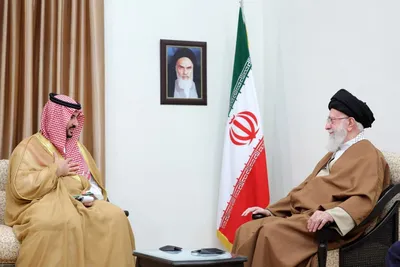 وزیر دفاع عربستان: در دیدار با رهبر ایران روابط دوجانبه را بررسی کردیم/ بنا به درخواست پادشاهی ریاض، با رئیس جمهور ایران دیدار و درود ملک سلمان را منتقل کردم