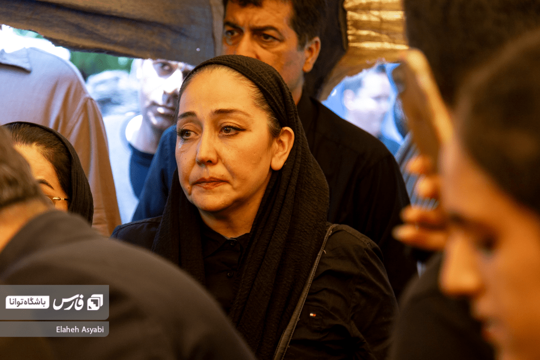 تصاویر: خاکسپاری مادر داریوش فرضیایی (عمو پورنگ)